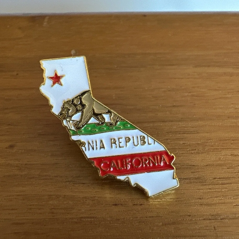 CALIFORNIA State Flag‎ Map lapel pin (SHAPED MAP) Bear Star Gold Red White
